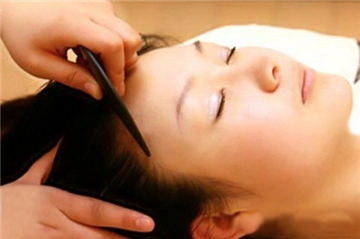 秀丝顿植物养发头疗采用传统手法进行学位按摩，梳疗，刮痧